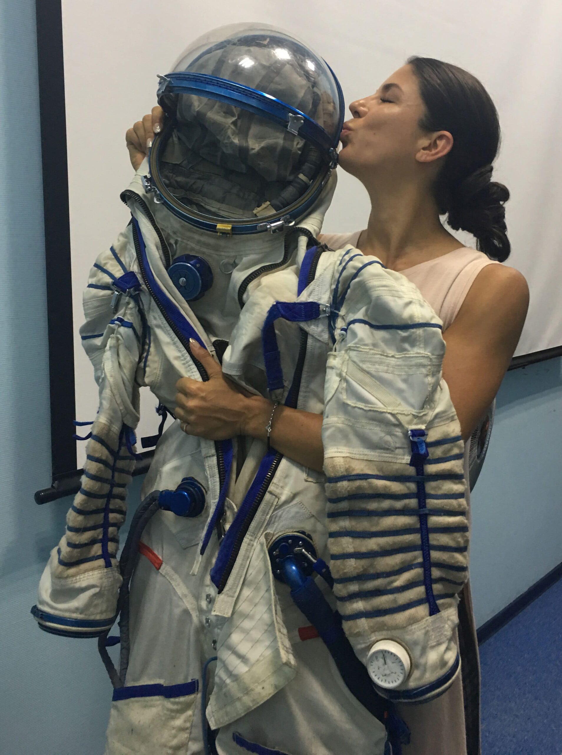 Astronautin Laura Winterling mit Raumanzug