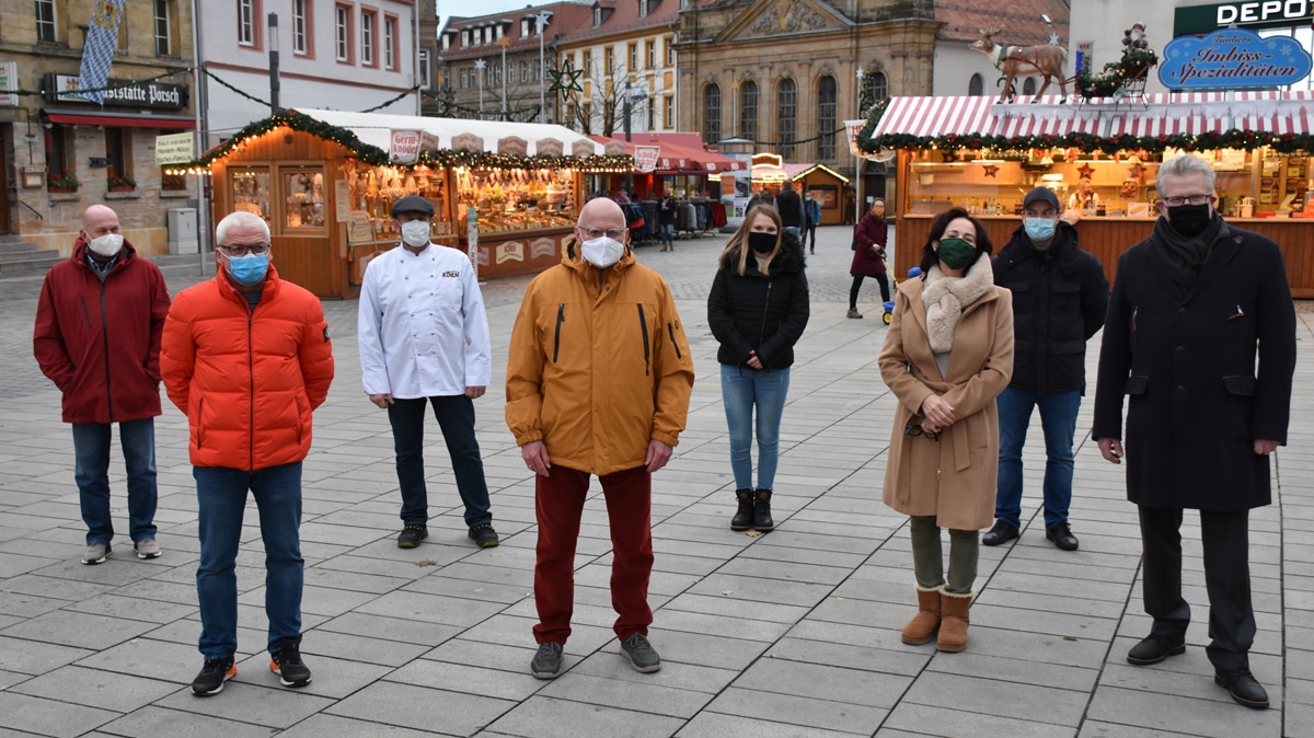 Weihnachts-Marktbuden vor der Spitalkirche.
