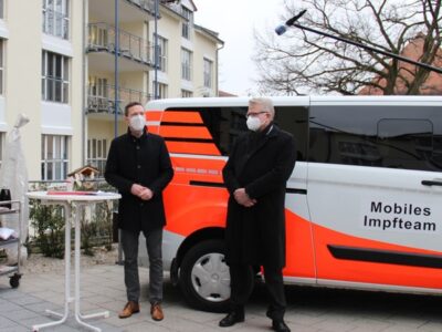 Landrat Wiedemann und Ob Ebersberger vor dem Hospitalstift.