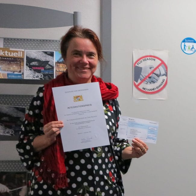 Die Abteilungsleiterin für Soziale Dienste, Bettina Wurzel, präsentiert den Integrationspreis.