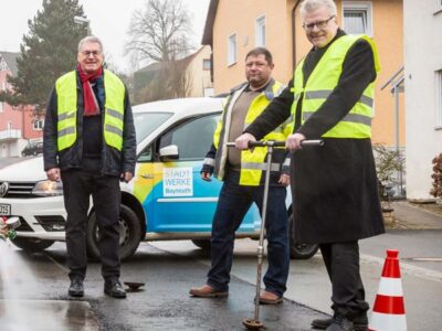 Nehmen die erneuerte Wasserleitung in Betrieb (von links): Jürgen Bayer (Geschäftsführer Stadtwerke Bayreuth), Jochen Klughardt (Netzbaustellenkoordinator Stadtwerke Bayreuth), Oberbürgermeister Thomas Ebersberger.