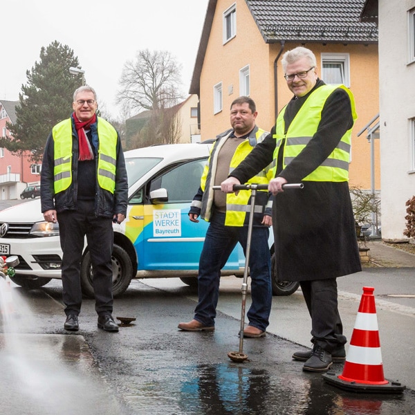 Nehmen die erneuerte Wasserleitung in Betrieb (von links): Jürgen Bayer (Geschäftsführer Stadtwerke Bayreuth), Jochen Klughardt (Netzbaustellenkoordinator Stadtwerke Bayreuth), Oberbürgermeister Thomas Ebersberger.