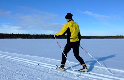 Skisportler in der Langlauf-Loipe