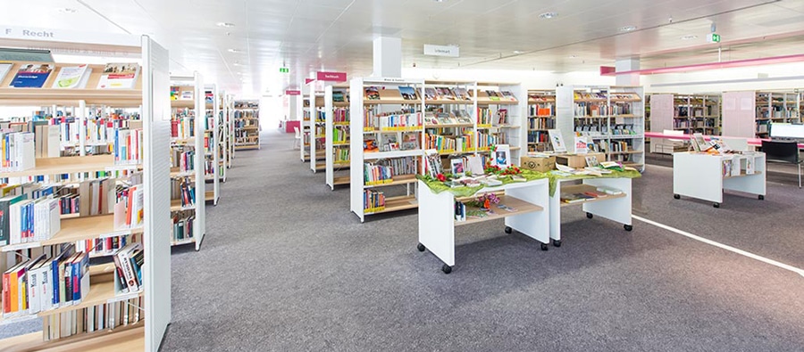 RW21 Stadtbibliothek – Innenansicht Bücherregale