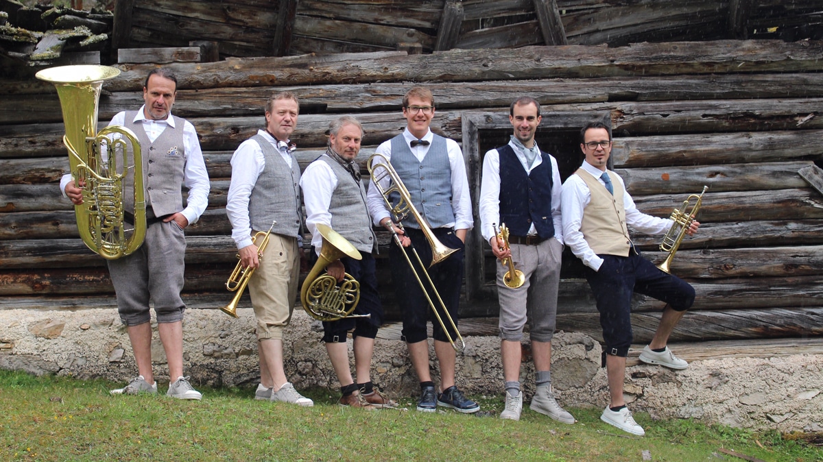 Die sechs Musiker von Brozen Brass vor einer Almhütte.