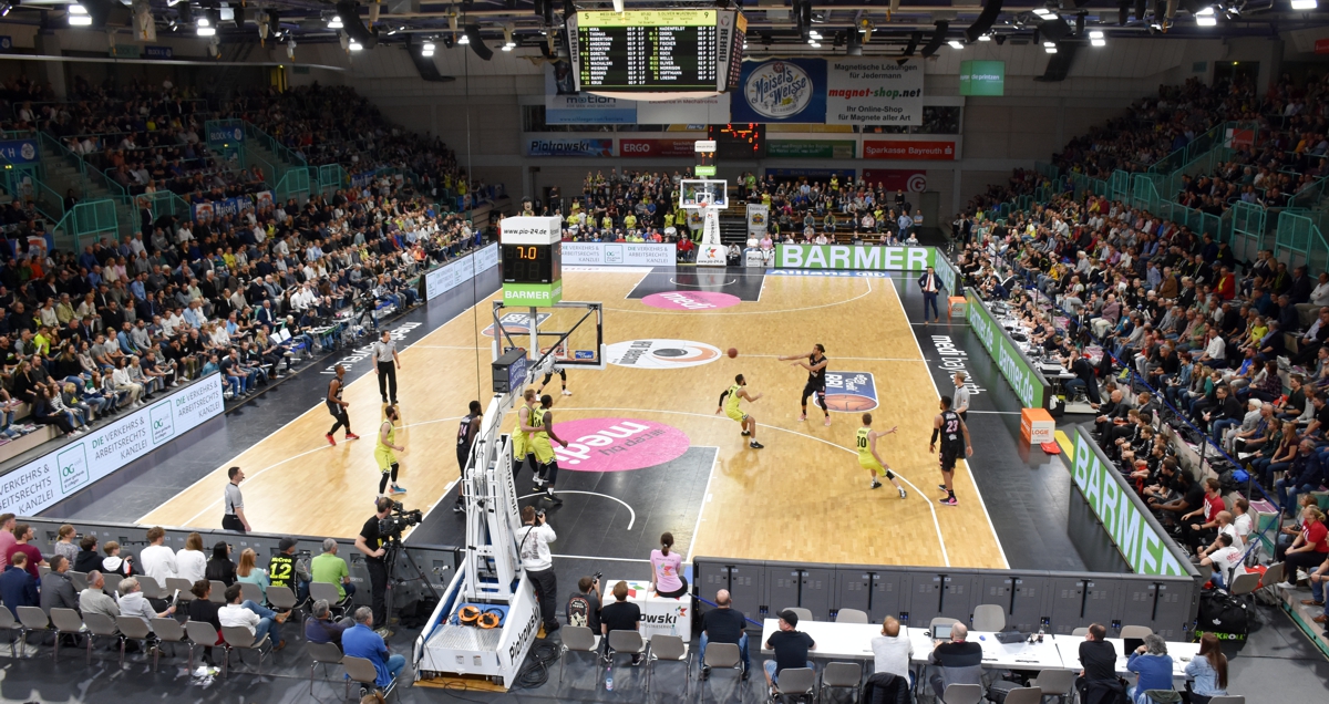 Basketballfeld bei Spieldes Medi Bayreuth vor Zuschauern