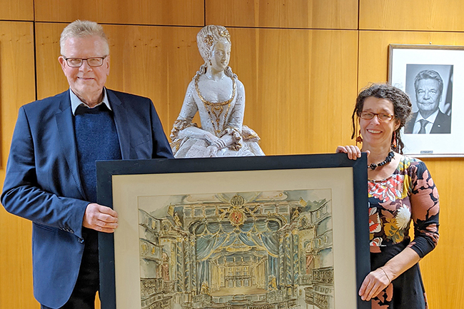 Oberbürgermeister Thomas Ebersberger und Sabine Gollner halten ein Werk der Künstlerin Christel Gollner in der Hand.