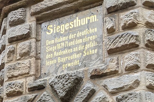 Das Schild über dem Eingang des Siegesturms.