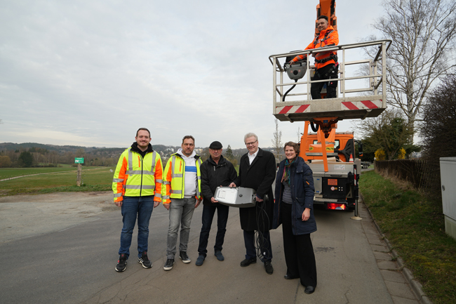 Fünf Männer und eine Frau präsentieren eine LED-Straßenlaterne. Foto: Stadt Bayreuth